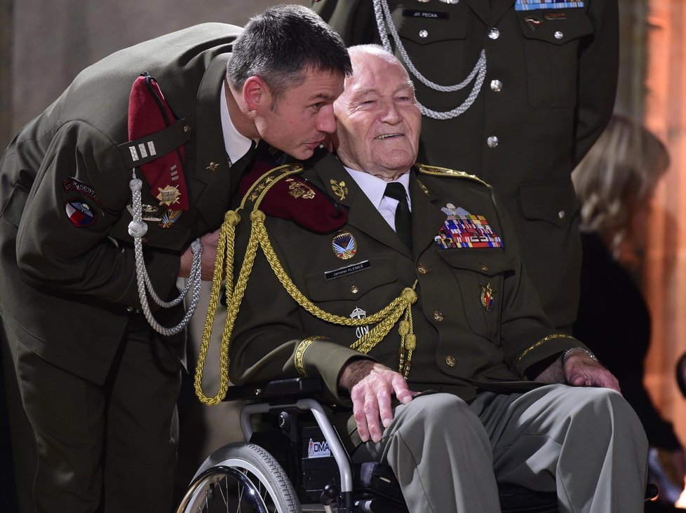 Na snímku je válečný veterán Jaroslav Klemeš před ceremoniálem.