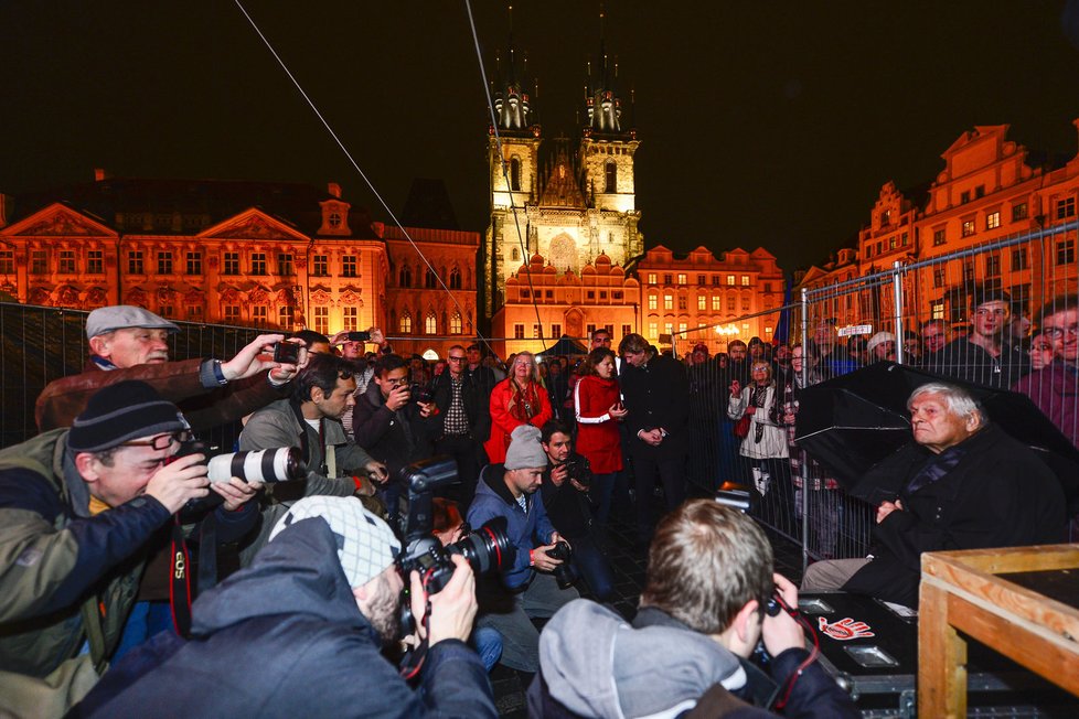 Na Staroměstské náměstí v Praze se konala oslava 28. října, kterou svolal jako alternativu k oficiálním oslavám na Pražském hradě místopředseda Sněmovny a šéf STAN Petr Gazdík. Zúčastnil se i přeživší holokaustu Jiří Brady (vpravo), jehož příbuzný, ministr kultury za KDU-ČSL Daniel Herman (vlevo), obvinil prezidenta Miloše Zemana, že podmínil udělení státního vyznamenání Bradymu zrušením schůzky ministra s tibetským duchovním dalajlamou.