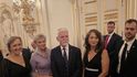 Přibližně dva a půl tisíce osobností z politiky, kultury i veřejného života dorazilo na Pražský hrad na tradiční večírek, který následoval po slavnostním udílení státních řádů a medailí. Přibližně dva a půl tisíce osobností z politiky, kultury i veřejného života dorazilo na Pražský hrad na tradiční večírek, který následoval po slavnostním udílení státních řádů a medailí.
