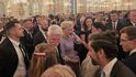 Přibližně dva a půl tisíce osobností z politiky, kultury i veřejného života dorazilo na Pražský hrad na tradiční večírek, který následoval po slavnostním udílení státních řádů a medailí. Přibližně dva a půl tisíce osobností z politiky, kultury i veřejného života dorazilo na Pražský hrad na tradiční večírek, který následoval po slavnostním udílení státních řádů a medailí.