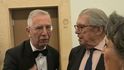 Přibližně dva a půl tisíce osobností z politiky, kultury i veřejného života dorazilo na Pražský hrad na tradiční večírek, který následoval po slavnostním udílení státních řádů a medailí. Přibližně dva a půl tisíce osobností z politiky, kultury i veřejného života dorazilo na Pražský hrad na tradiční večírek, který následoval po slavnostním udílení státních řádů a medailí.