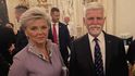Přibližně dva a půl tisíce osobností z politiky, kultury i veřejného života dorazilo na Pražský hrad na tradiční večírek, který následoval po slavnostním udílení státních řádů a medailí. Přibližně dva a půl tisíce osobností z politiky, kultury i veřejného života dorazilo na Pražský hrad na tradiční večírek, který následoval po slavnostním udílení státních řádů a medailí.