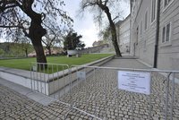 Strach o Zemana: Hrad uzavřel vstup do zahrad, nad nimiž prezident sedí