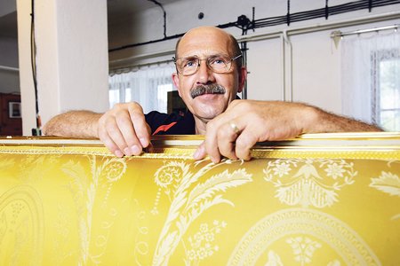 Čalouník Josef Moravec se stará o nábytek a dekorace na Hradě už neuvěřitelných 21 let