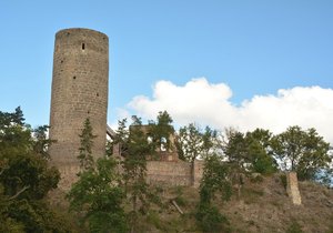 Gotický hrad Žebrák ve vesnici Točník.