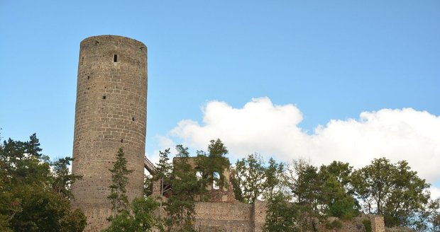 Gotický hrad Žebrák ve vesnici Točník.