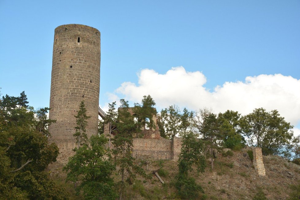 Gotický hrad Žebrák ve vesnici Točník.