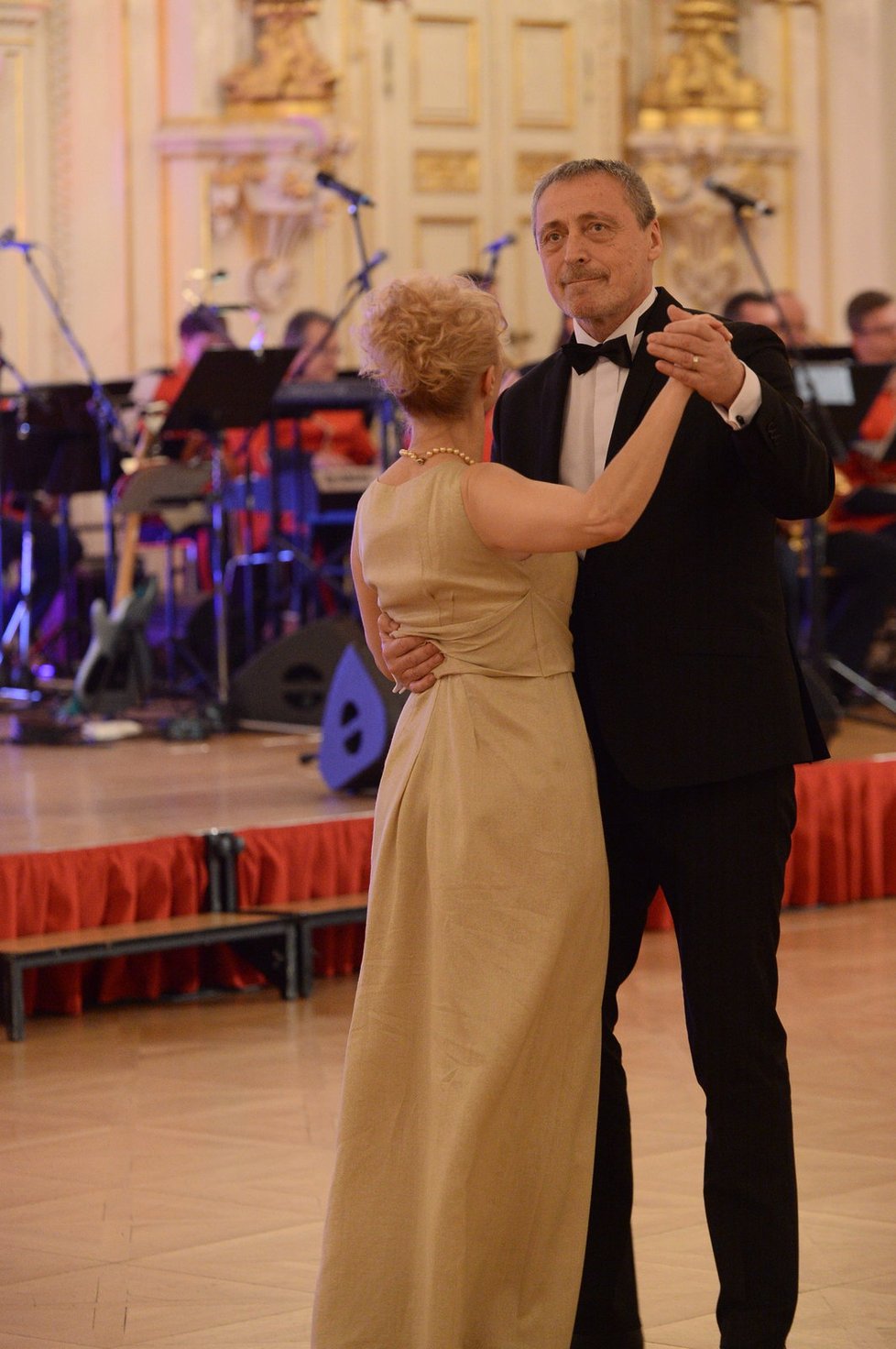 Ples na Hradě: Ministr obrany Martin Stropnický s ženou Veronikou Žilkovou (2017)
