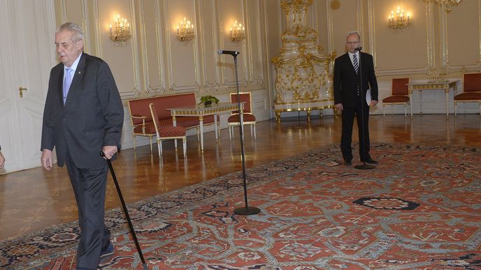 Prezident Miloš Zeman předčasně odešel z tiskové konference s premiérem Bohuslavem Sobotkou (ČSSD)