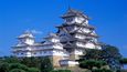 Hrad Himedži: Největší a nejnavštěvovanější hrad v Japonsku najdeme v prefektuře Hjógo. Hrad Himedži přezdívaný také Hrad bílé volavky je dokonalým exemplářem japonské feudální hradové architektury. Původní pevnost z roku 1333 prošla mnoha obměnami i přestavbami. Její dnešní podoba pochází z let 1601 až 1609 a hradu ji vtiskl Ikeda Teramusa. Od té doby přežil hrad rozsáhlé demolice během modernizačního období Meidži, americké bombardování během druhé světové války i tragické zemětřesení v roce 1995. Komplex hradu sestává z celkem 83 budov a pokrývá plochu 233 hektarů. Typická japonská architektura skrývá mnoho pokročilých obranných prvků, včetně tří příkopů a více než tisíce střílen. Hlavní pevnost vysoká 46 metrů se ukrývá uprostřed komplexu za matoucím bludištěm, které je úmyslně tvořené dalšími budovami.