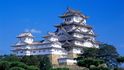 Hrad Himedži: Největší a nejnavštěvovanější hrad v Japonsku najdeme v prefektuře Hjógo. Hrad Himedži přezdívaný také Hrad bílé volavky je dokonalým exemplářem japonské feudální hradové architektury. Původní pevnost z roku 1333 prošla mnoha obměnami i přestavbami. Její dnešní podoba pochází z let 1601 až 1609 a hradu ji vtiskl Ikeda Teramusa. Od té doby přežil hrad rozsáhlé demolice během modernizačního období Meidži, americké bombardování během druhé světové války i tragické zemětřesení v roce 1995. Komplex hradu sestává z celkem 83 budov a pokrývá plochu 233 hektarů. Typická japonská architektura skrývá mnoho pokročilých obranných prvků, včetně tří příkopů a více než tisíce střílen. Hlavní pevnost vysoká 46 metrů se ukrývá uprostřed komplexu za matoucím bludištěm, které je úmyslně tvořené dalšími budovami.
