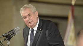 Miloš Zeman při předávání vyznamenání