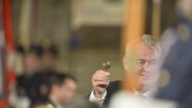 Miloš Zeman při předávání vyznamenání