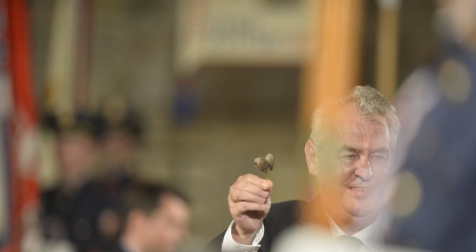 Miloš Zeman při předávání vyznamenání