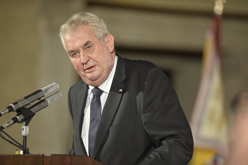 Miloš Zeman při předávání vyznamenání.