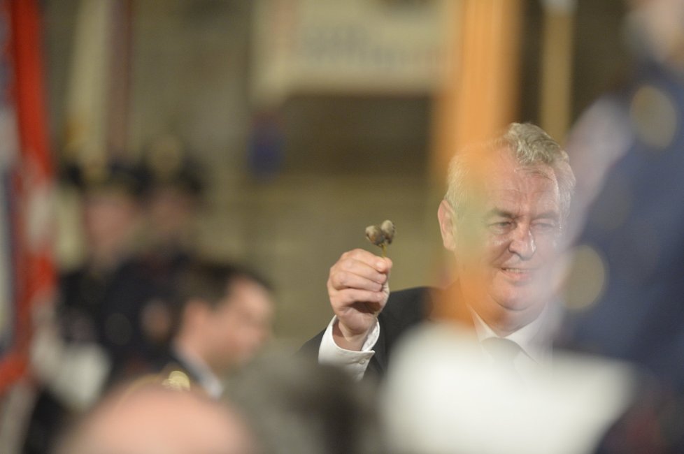 Miloš Zeman při předávání vyznamenání