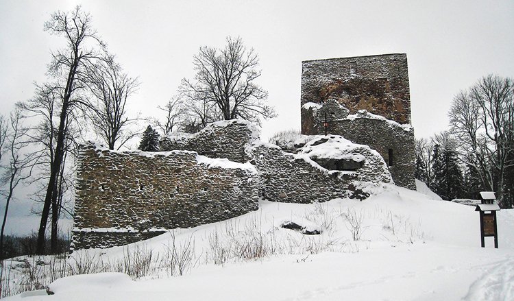 Mohutná obytná věž (donjon) hrádku Vítkův kámen je se svými rozměry 14 × 17,5 m jednou z největších v Čechách