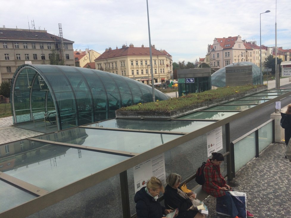 Budou takto jednou vypadat všechny přístřešky pražské MHD? Na Hradčanské se objevila zastávka se zatravněnou stříškou. Zůstat by měla do června 2021.