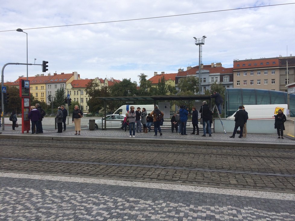 Budou takto jednou vypadat všechny přístřešky pražské MHD? Na Hradčanské se objevila zastávka se zatravněnou stříškou. Zůstat by měla do června 2021.