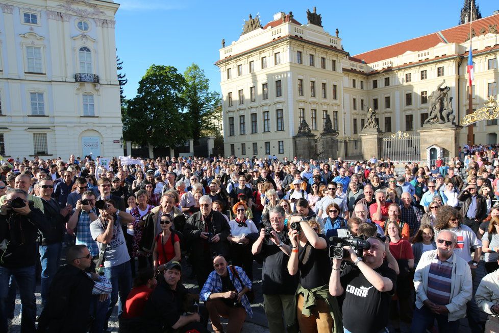 Protesty proti ministru financí Andreji Babišovi (ANO) a prezidentu Miloši Zemanovi se z Václavského náměstí přesunuly na Hradčanské náměstí, tedy před Pražský hrad.