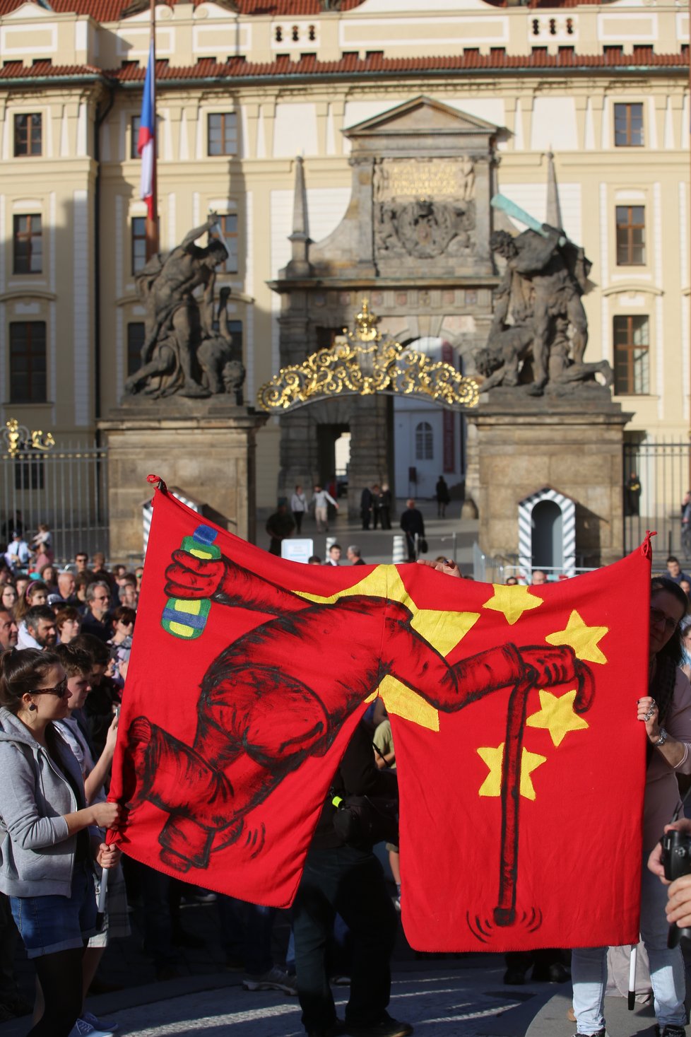 Protesty proti ministru financí Andreji Babišovi (ANO) a prezidentu Miloši Zemanovi se z Václavského náměstí přesunuly na Hradčanské náměstí, tedy před Pražský hrad.