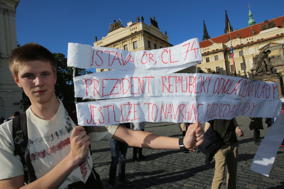 Protesty proti ministru financí Andreji Babišovi (ANO) a prezidentu Miloši Zemanovi se z Václavského náměstí přesunuly na Hradčanské náměstí, tedy před Pražský hrad.