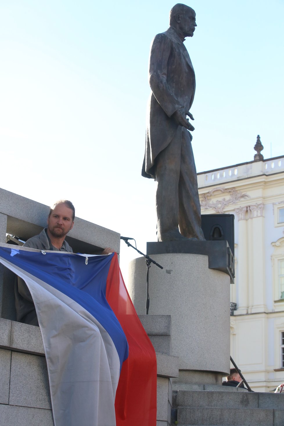 Protesty proti ministru financí Andreji Babišovi (ANO) a prezidentu Miloši Zemanovi se z Václavského náměstí přesunuly na Hradčanské náměstí, tedy před Pražský hrad.