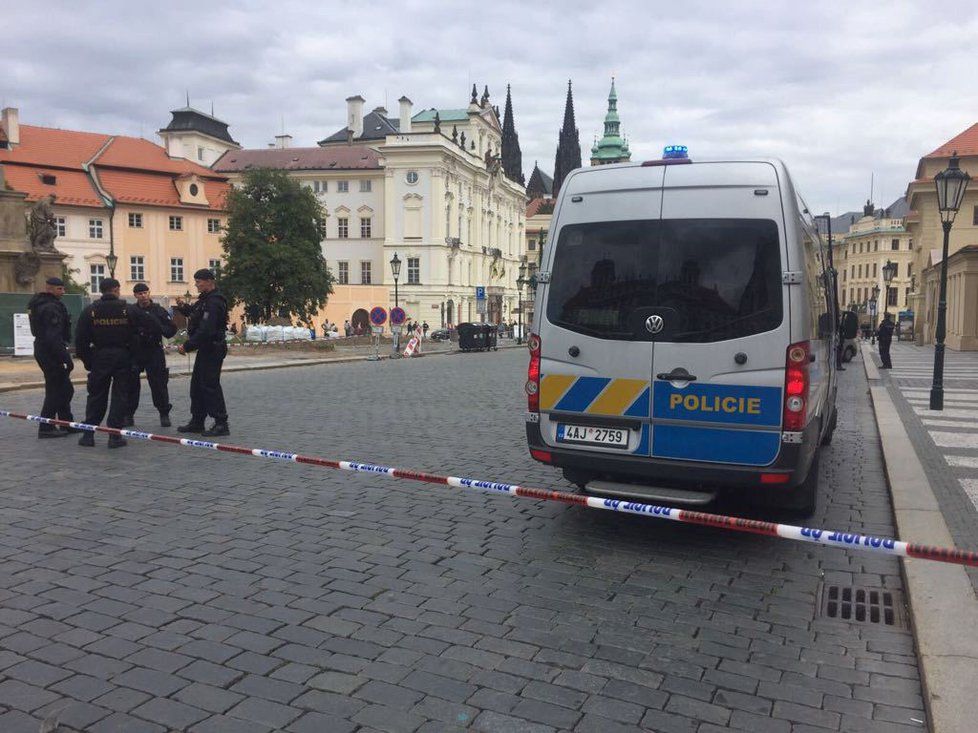 Při nálezu podezřelého předmětu je postup vždycky stejný: evakuace a neprodyšné uzavření dané lokality.