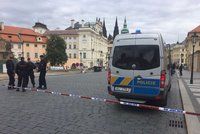 Policisté uzavřeli Hradčanské náměstí: Cizinci ve Schwarzenberském paláci zapomněli batoh