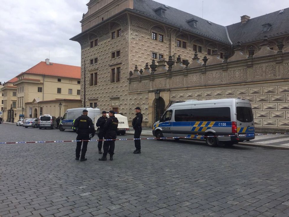 Policisté uzavřeli Hradčanské náměstí.