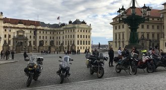 Středoevropská rallye v Praze: start na Hradčanech, speciálka v Holešovicích