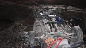 Auto v Hradčanech skončilo v rybníce: Spolujezdec nehodu nepřežil