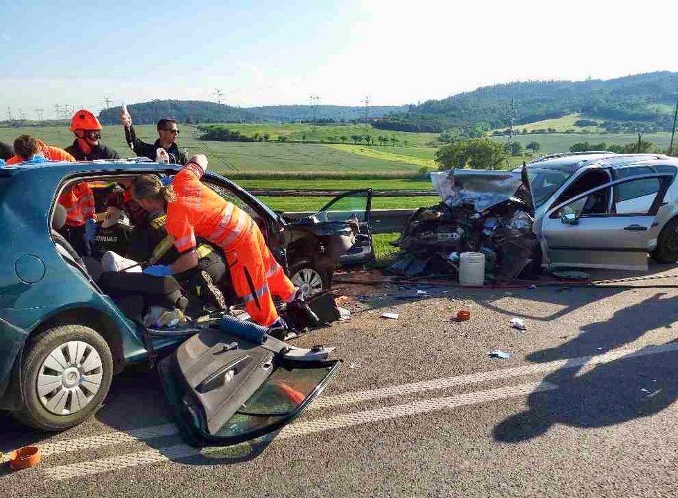 Na Brněnsku se srazily dva osobní vozy, pět zraněných, z toho tři těžce.