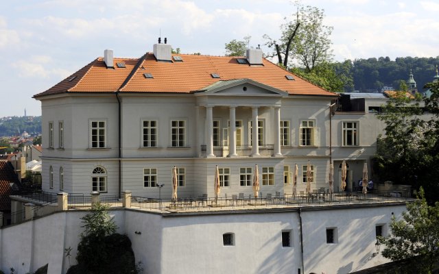 Richterova vila se nachází na pražském Klárově - prakticky ve stínu Pražského hradu.
