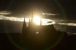 Viděli jste už někdy krásnější západ slunce? Možný je jen v Praze - jednou za rok.