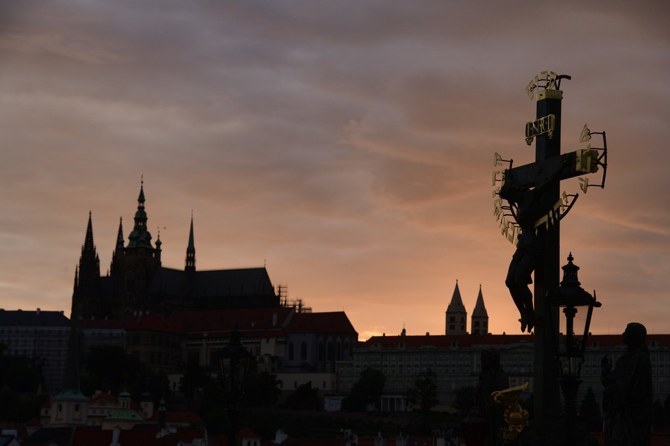 Poslední paprsky ozářily celou siluetu Pražského hradu.