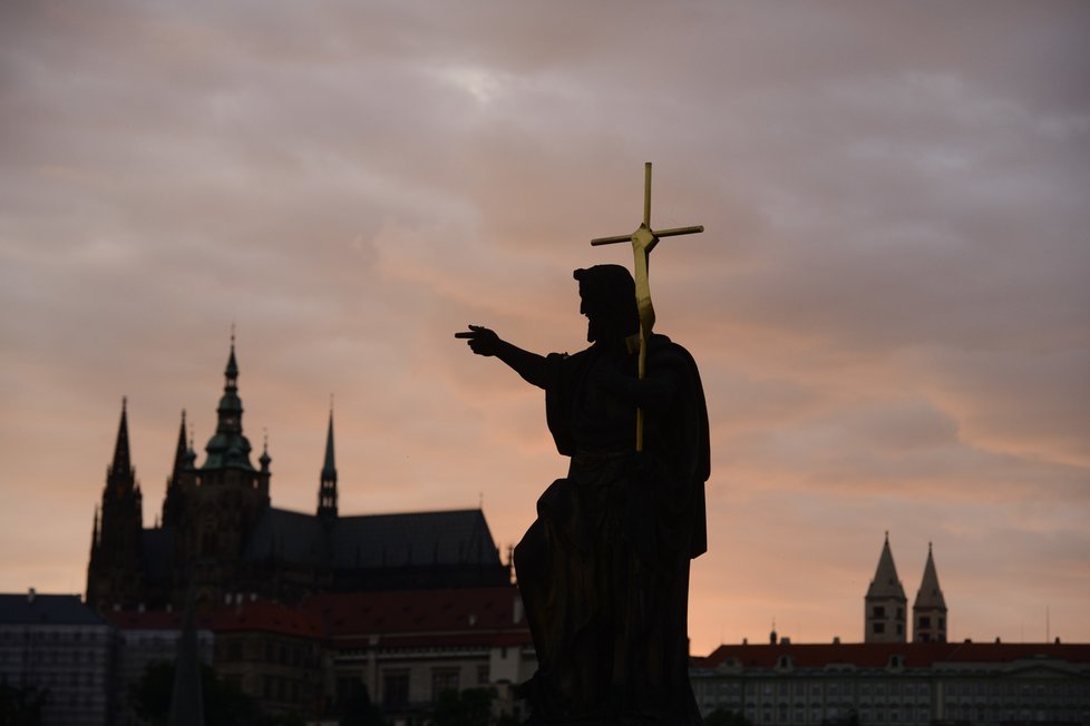 Poslední paprsky ozářily celou siluetu Pražského hradu.