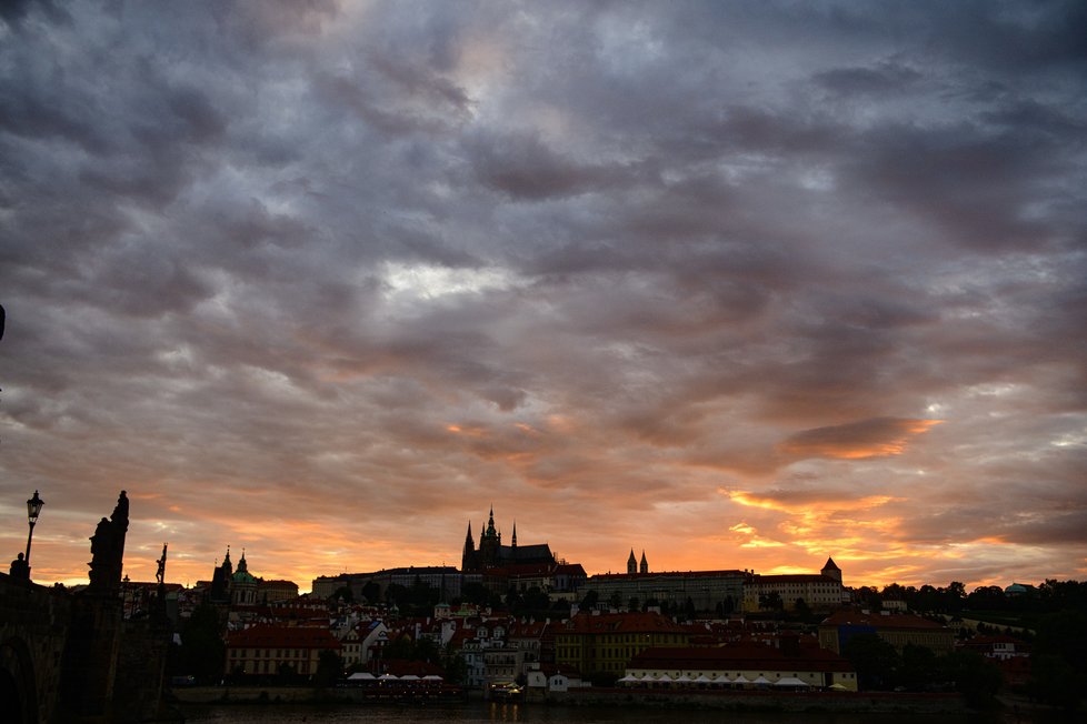 Poslední paprsky ozářily celou siluetu Pražského hradu.