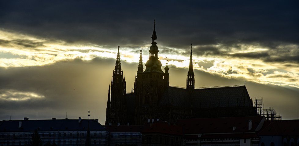 Viděli jste už někdy krásnější západ slunce? Možný je jen v Praze - jednou za rok.