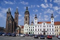 Z Bílé věže v Hradci Králové spadla mladá žena: Patrně spáchala sebevraždu