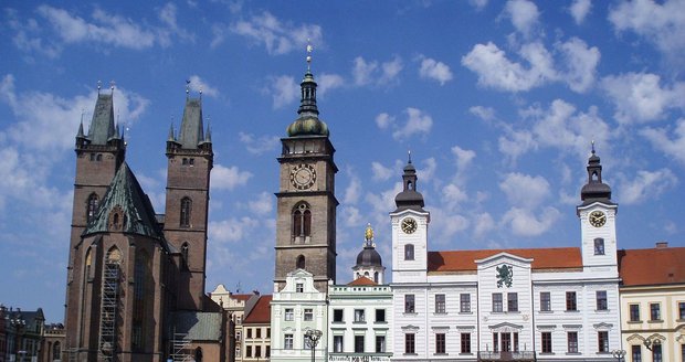Z Bílé věže (na snímku uprostřed) v Hradci Králové spadla mladá žena: Patrně spáchala sebevraždu