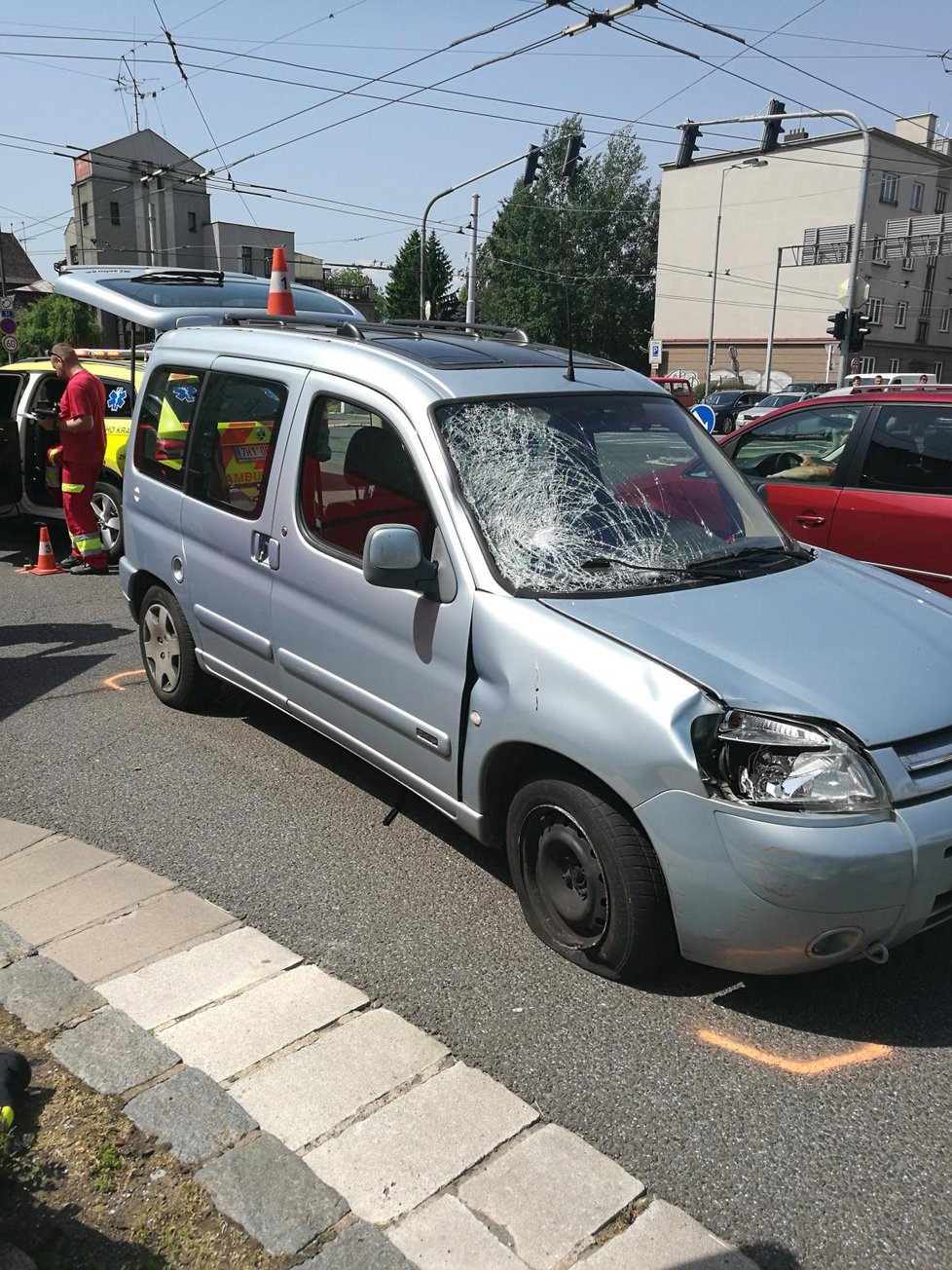 Řidič v Hradci srazil chodkyni na přechodu, na místě zemřela.