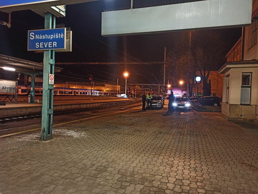 Dospělý muž měl na nádraží v Hradci Králové ubodat dítě