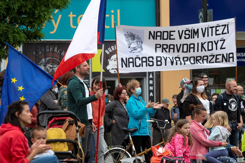 Protest na vyjádření nesouhlasu s chováním vlády nejen při koronavirové epidemii v Hradci Králové