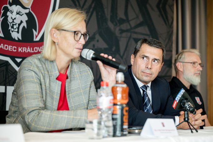 Hradec nahlas mluví o nové aréně. Výhled? Za sedm let. Ideálně s Hronkem v sestavě Hradec nahlas mluví o nové aréně. Výhled? Za sedm let. Ideálně s Hronkem v sestavě