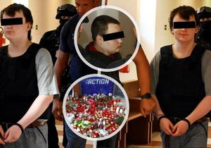 Vrah prodavaček v Actionu u soudu. Ubodal dvě ženy, ale pohrdavě se šklebí!