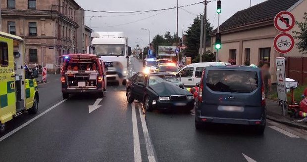 Při srážce kamionu s osobním autem nepřežil řidič auta (12. 7. 2021).