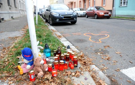 U místa nehody lidé začali pokládat svíčky a hračky.