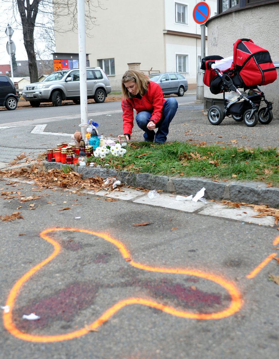 Tuto maminku s kočárkem krutý osud dvou malých chlapců a kaluže krve, jež po nich zůstaly na vozovce, dojaly až k slzám.