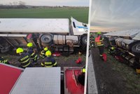 Smrtelná nehoda na Hradecku: Řidič náklaďáku narazil do stromu